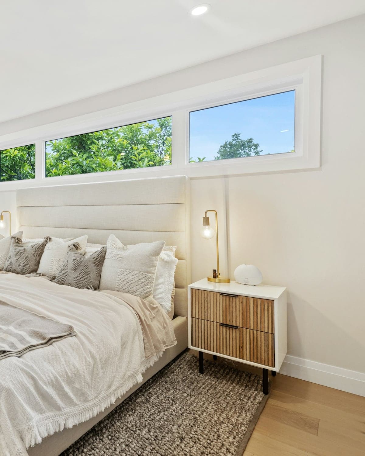 Chambre lumineuse aux draps de lin clair