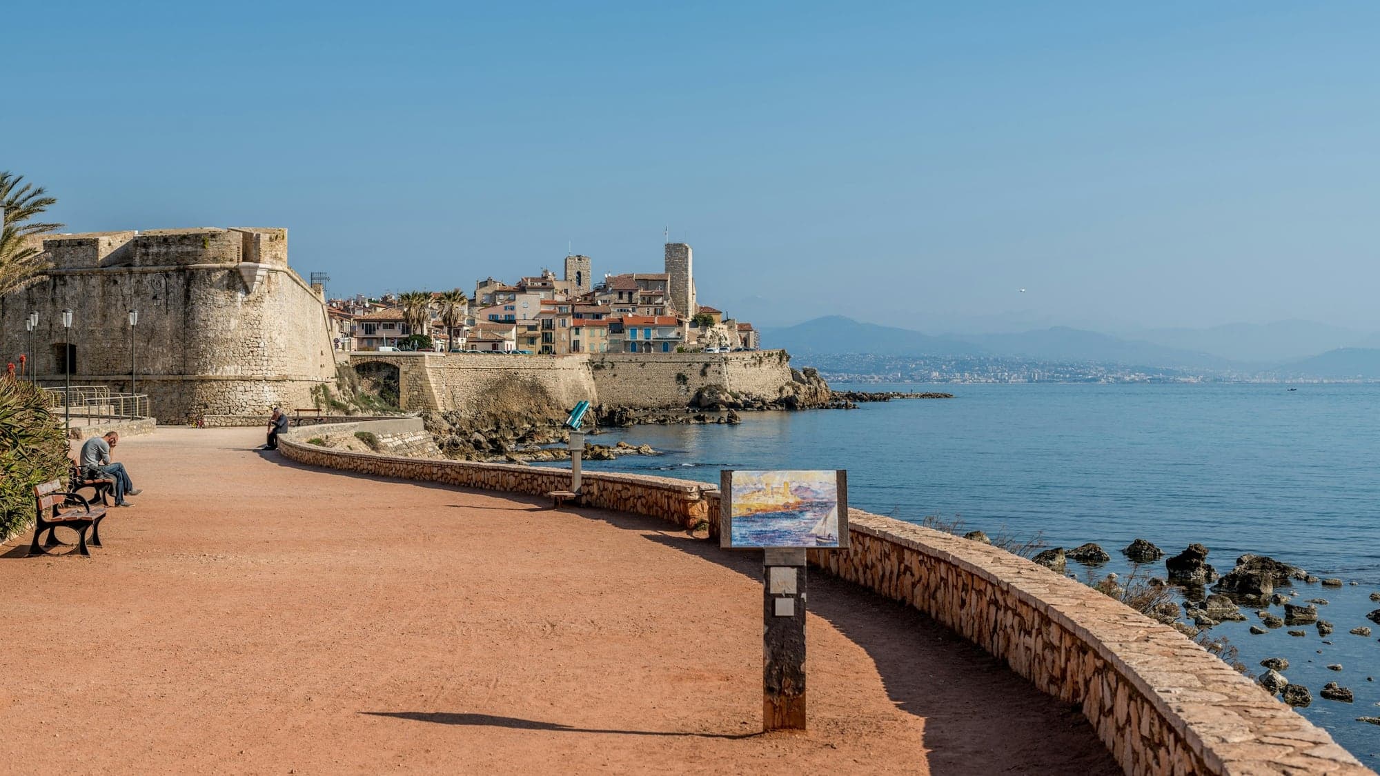 Remparts de la vieille ville d’Antibes face à la mer